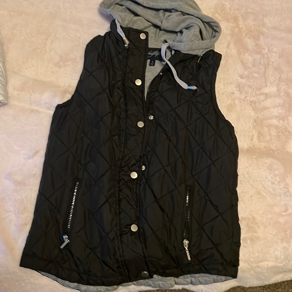 Daytrip vip up hooded vest size small.